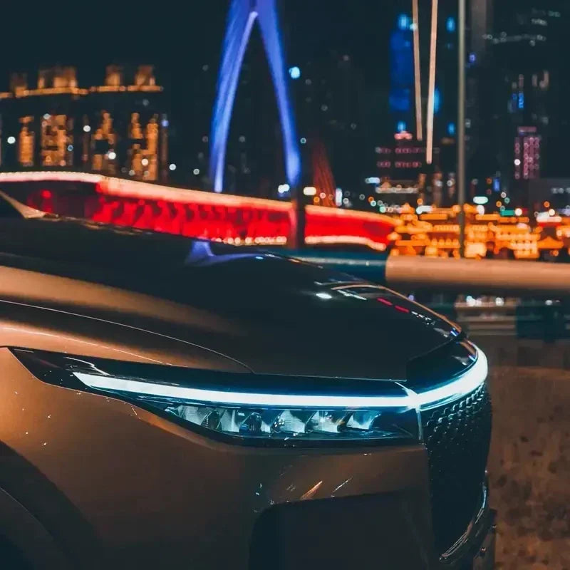 إضاءة LED نهارية للسيارة DRL مع ضوء إشارة الانعطاف، شريط إضاءة تزييني لغطاء محرك السيارة مع مسح بدء تشغيل ديناميكي متوهج 12 فولت